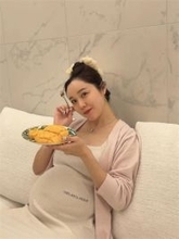 第3子妊娠中・元SKE48"セレブママ"がマタニティ写真を公開「お腹すーごい出てきたよ〜」
