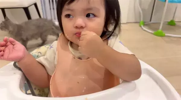 アレクサンダー、早朝から次女・グーちゃんの手づかみ食べに奮闘「いやー大変w」