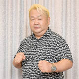 「ハチミツ二郎の「足切断」で注目される“波乱万丈すぎる自伝”と“元メロン記念日妻”の現在」の画像1