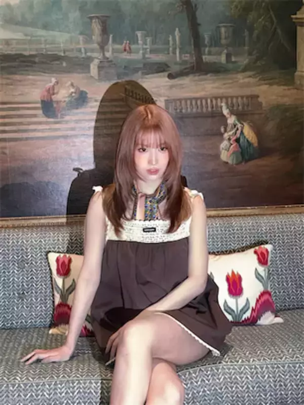 TWICE モモ、美脚スラリのミニ丈ワンピ姿に絶賛の声「可愛すぎだし綺麗すぎ」