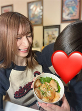 おかもとまり、息子との仲良し親子ショット公開　手作りの漬けホタテ丼を手に笑顔