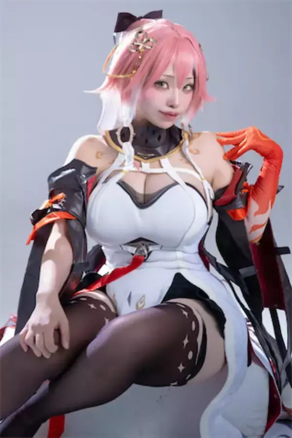 仕事は看護師、趣味はコスプレ　フォロワー14万人の身長147cmレイヤー・さやが放つ圧巻クオリティ