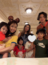 アレクサンダー、美人妹も参加の"7人家族"でディズニーランドへ「可愛い！」「とても素敵です」