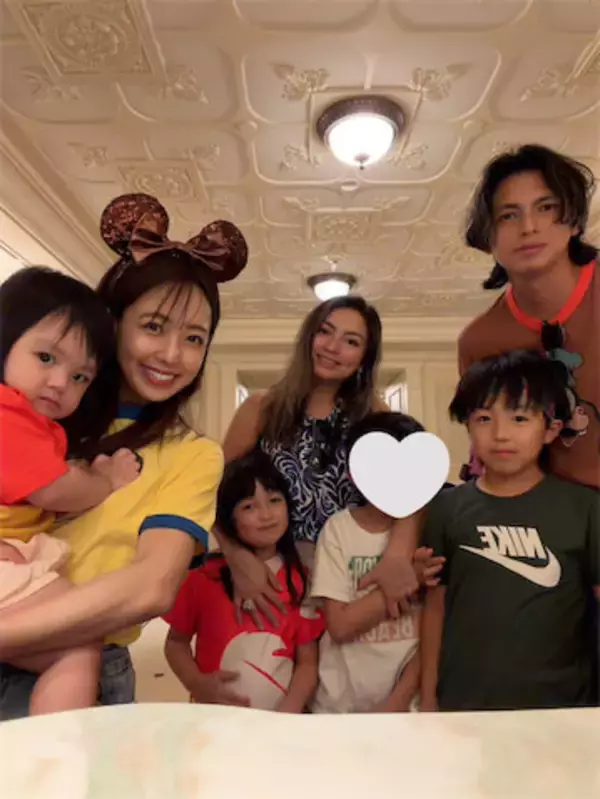 アレクサンダー、美人妹も参加の"7人家族"でディズニーランドへ「可愛い！」「とても素敵です」
