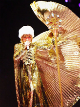 浜崎あゆみ、黄金衣装が眩しい圧巻LIVEショット公開「女王感つよつよ」「ギラギラ衣装テンション上がる！」