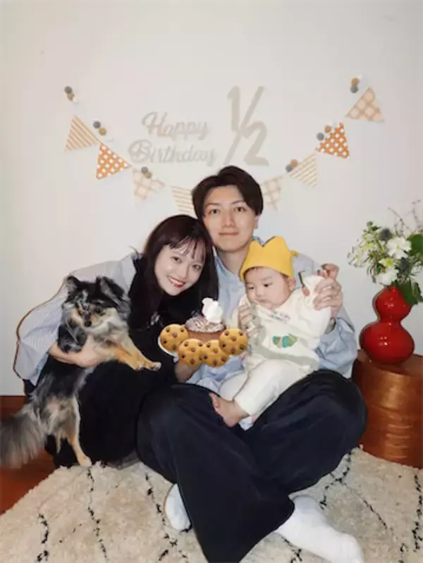28歳人気YouTuber、第1子の‟ハーフバースデー”をお祝い「これからもすくすく育ってね」