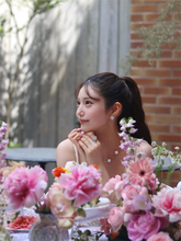 "令和の峰不二子" 阿部なつき、花に囲まれた圧巻ビジュに絶賛の声「横顔が薔薇より美しい」