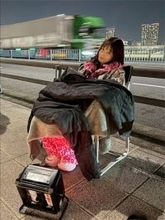 橋本環奈、月9初主演ドラマ『ヤンドク！』撮影オフショット公開「合間に暖とってます」