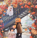 「安めぐみ、娘たちとのハロウィン写真&うさぎ・しろくんとの2ショットにホッコリ」の画像1