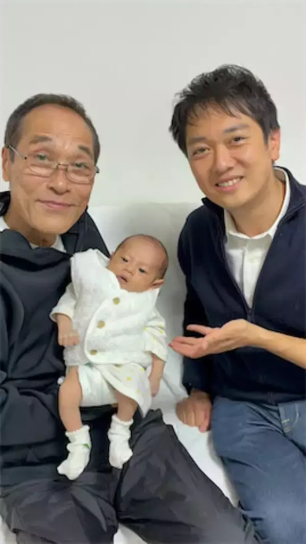 東国原英夫、初孫誕生で“3世代”ショット公開「目元そっくり」「凛々しいお顔立ち」