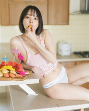 岡田紗佳、“役満ボディ”の無防備なランジェリー姿の写真集カットを公開