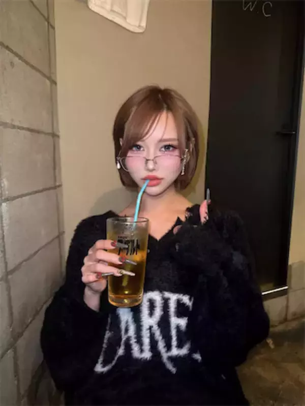 Netflix『ラヴ上等』きぃーちゃん、メガネ×黒ニットで魅せた“大人ギャル”に反響