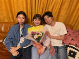 「「奥様が綺麗すぎます」片桐仁、元モデル妻に"母の日"プレゼント「男3人で花を選びました！」」の画像1