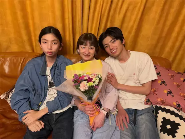 「奥様が綺麗すぎます」片桐仁、元モデル妻に"母の日"プレゼント「男3人で花を選びました！」