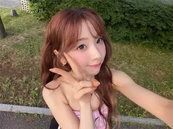 NiziU ミイヒ、ピンクメイク＆衣装が可愛すぎるMVオフショットにファン悶絶「天使がおる」