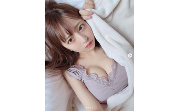 「ごろごろしちゃお」竹内星菜 、柔肌バスト際立つ寝転びキャミソールショットに絶賛の声