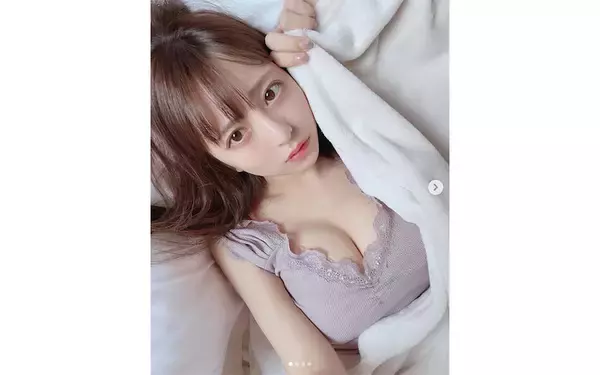 「ごろごろしちゃお」竹内星菜 、柔肌バスト際立つ寝転びキャミソールショットに絶賛の声
