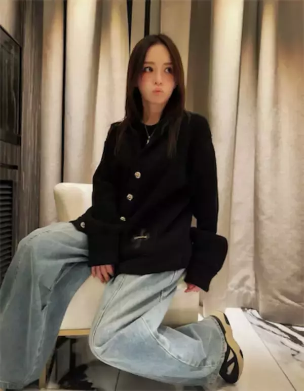 ‟視線そらし”もキュート　浜崎あゆみ、黒アウター×デニムの私服コーデに称賛「美しい」「大好き」