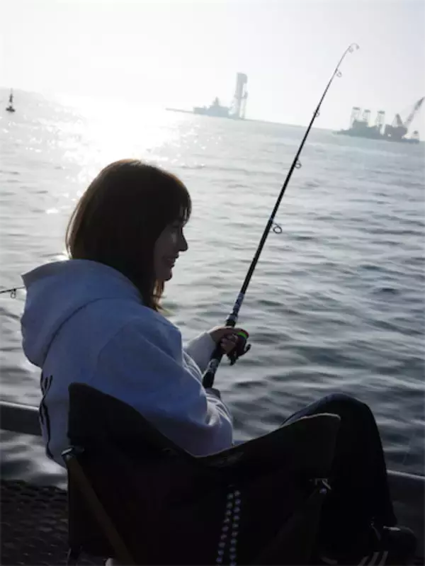 新山千春、早朝4時起きの釣りショット　海辺でカップ麺をすする姿に「アクティブで素敵すぎる」