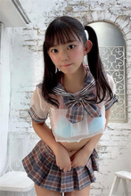 「ホイっ！」長澤茉里奈、透けセーラー服の下からランジェリーを見せる大サービスショット公開