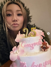 倖田來未「25周年企画始まりましたー！！」大きなケーキを持ったオフショット公開