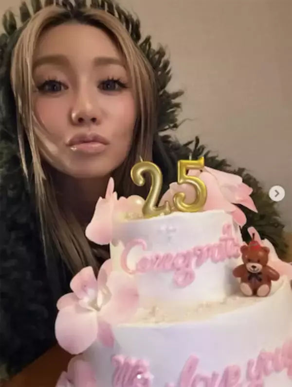 倖田來未「25周年企画始まりましたー！！」大きなケーキを持ったオフショット公開