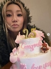 倖田來未「25周年企画始まりましたー！！」大きなケーキを持ったオフショット公開
