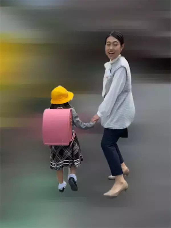 横澤夏子、長女の小学校入学を‟手つなぎショット”で報告「泣けてきたのよー！」