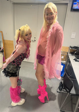 「あれ？コンビだっけ？」エルフ荒川、“全身ピンク”のピン芸人と2ショット「令和の林家ぺーパー」