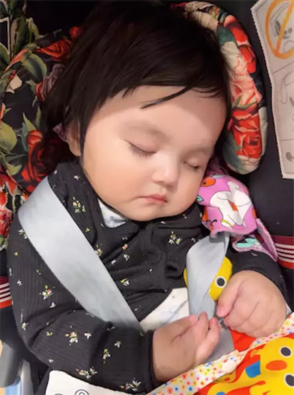 川崎希の次女・グーちゃん、"にぎにぎ"しながら寝る姿がかわいすぎる