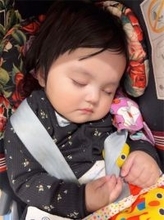 川崎希の次女・グーちゃん、"にぎにぎ"しながら寝る姿がかわいすぎる