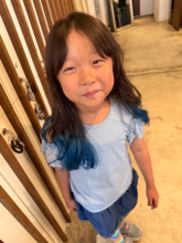 小原正子、7歳長女の鮮やか"オーシャンブルー"ヘア公開「まるで沖縄の海、オーシャンブルー」