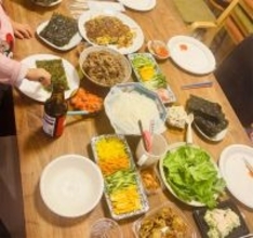 ニッチェ･江上敬子、手巻き寿司＆手巻きキンパの"賑やか夕食”を公開「なるべく全力で楽しく」