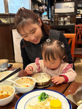 西野未姫、1歳娘との"ご飯しながら打ち合わせ"SHOT「杏仁豆腐を永遠にあーんしてくる」