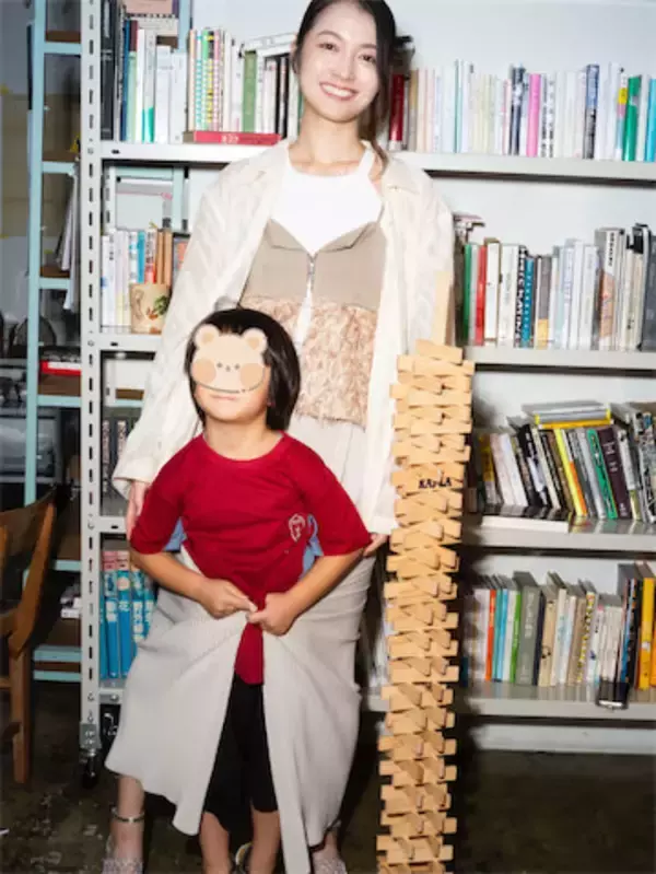 元『モヤさま』アシスタントの35歳アナ、5歳息子との2ショット公開「綺麗なママさん」と反響