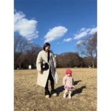 「いい写真」第2子妊娠中の西野未姫、いちごコーデの1歳娘と冬晴れの代々木公園をお散歩
