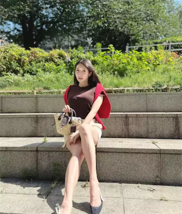 40歳"美しすぎる気象予報士"、ミニ丈ボトムから美脚スラリ　私服コーデに「綺麗で可愛いです」