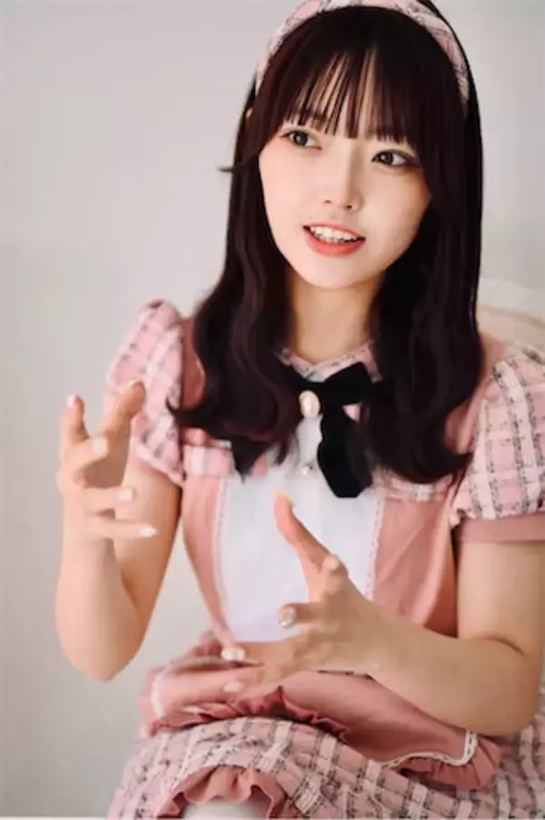 メイド服撮影のはずが…“ベンチャー企業の社長すぎる”アイドルが万バズ「表情も社長みたい」