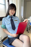「「むしろ警報レベル」？ 未梨一花、婦警制服まくり上げ“強圧”バストを見せるショット公開」の画像1