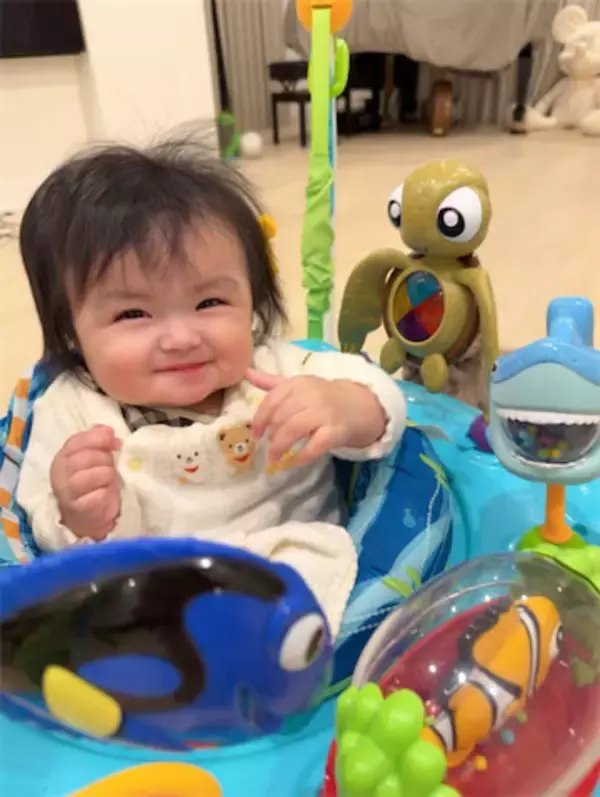 川崎希、ジャンパーで遊ぶ次女・グーちゃんを公開「音に夢中でニッコニコ」