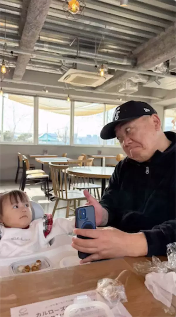 山本圭壱、愛娘・にこりちゃんとほっこり食事タイム公開「山本ファミリーよろしく」