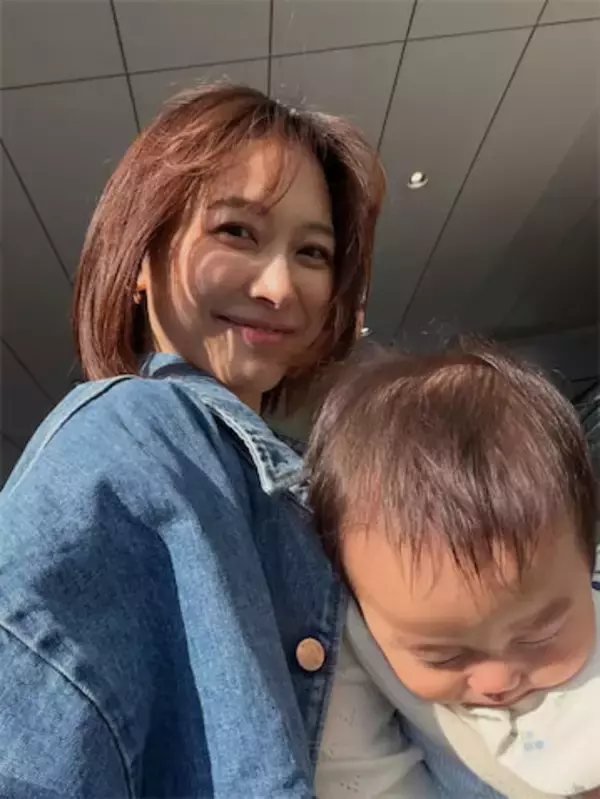 37歳テレ朝アナ、"すやすや"0歳次男を笑顔で抱っこ「なんて素敵な表情＆可愛い寝顔」