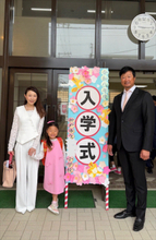 小原正子、夫･マック鈴木と長女の小学校入学式に出席「母めずらしく泣きませんでした！」