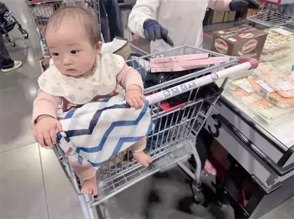 辻希美、撮影同行中の次女・夢空ちゃんがカートにちょこん「いい子にお付き合いしてくれてありがとう」