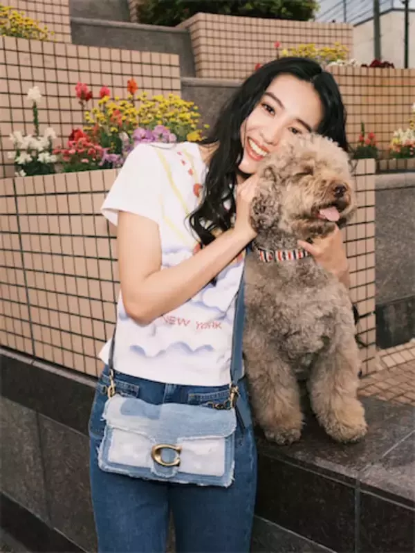 Koki,「ルンちゃんとデート」愛犬とデニムルックでお散歩デートへ