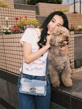 Koki,「ルンちゃんとデート」愛犬とデニムルックでお散歩デートへ