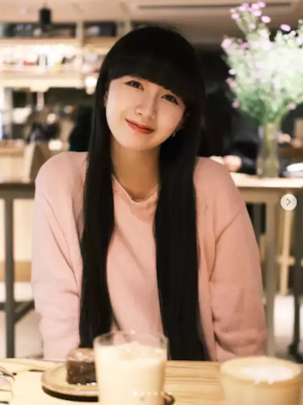 Cocomi「良い日曜日でした。」 まったり笑顔を見せたカフェタイムショット公開