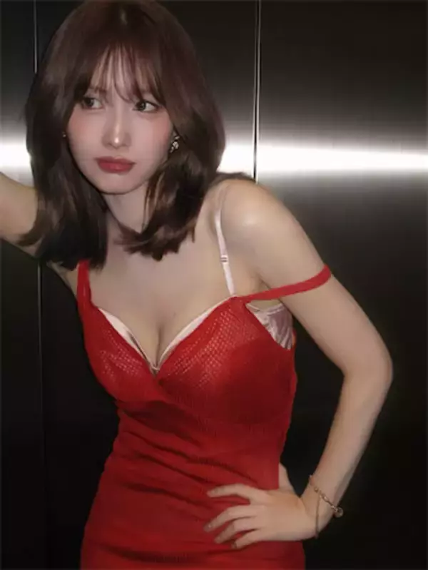 TWICE モモ、‟攻めドレス”で魅せた圧巻スタイル「これぞまさに、美の暴力だ」