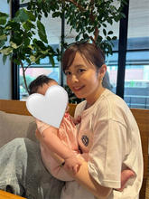 久慈暁子、夫プロデュースの"Tシャツ"を着こなしカフェタイム「こういうラフな感じも好きです」