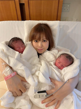 中川翔子、双子の1歳誕生日を報告「ケーキづくり、写真館で撮影とバタバタ」1年間の成長記録も公開